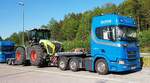 =Scania-Sattelzug der Spedition REILING transportiert einen Claas Xerion, 05-2022