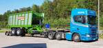 =Scania-Sattelzug der Spedition REILING transportiert einen Bergmann-Ladewagen, 05-2022