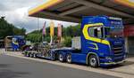=Scania-Sattelzug der schwedischen Spedition JB steht im Juni 2022 auf der Rastanlage Grossenmoor an der A 7