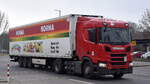 KP Logistik Wustermark GmbH mit einem Sattelzug für die Discounterkette NORMA mit Kühlthermoaufleger und SCANIA R 410 Zugmaschine am 02.03.23 Berlin Marzahn.