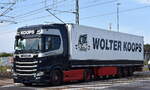 Wolter Koops Internationale Logistik GmbH mit einem Sattelzug mit SCANIA 460 S Zugmaschine aus Polen am 27.09.23 Höhe Bahnübergang Bahnhof Rodleben.