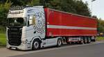 =Scania-Sattelzug der LTG (Lade- und Transportgemeinschaft) Wetterau West steht zur Fahrerpause an der A 7, 09-2023