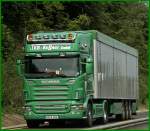 SCANIA TOPLINE \8/ R500 von TKB KELLNER GmbH aus Birkenau/Hessen. TKB KELNNER hat sich auf den Transport von Biomasse, Dngemittel, Holz- und Waldhackschnitzel (Holzindustrie), Abfllen und Komposten spezialisiert. Der Fuhrpark des im Jahr 1994 gegrndeten Unternehmen setzt 15 Lkw´s (1x Scania R420 Gliederzug, 1x Scania Topline 480 V8, 1x Scania Topline 580 V8, 2x Scania Topline R580 V8, 7x Scania Topline R500 V8, 1x Scania Highline R420 und 2x Actros 1844 Megaspace) zusammen. Alle werden mit Walking-Floor- Aufliegern (Schubboden) eingesetzt. Dazu kommen noch 3x Fendt (je einen 936, 716 und 818) und einen John Deere 7920. Mit den Schleppern und Universalstreuern wird Mist auf den Feldern ausgebracht. Die Scania´s sind  natrlich  mit Lampenbgel, Sidepipe und vielen LED´s am Khlergrill bzw. auch an den Aufleigern ausgestattet. (Infos von der Website).
