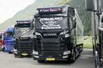 Zwei Scania Sattelzüge von Laura Hagens die am 14.7.24 beim Trucker Treffen in Ambri stehen.