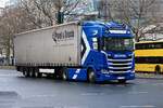 Planensattelauflieger auf Scania R500 Zugmaschine, durch Berlin im Dezember 2025./Sattelzug 