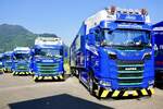 Ein Scania Sattelzug und weitere Scania von Reinhard Recycling am 27.6.26 beim Trucker Festival Interlaken.