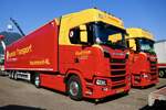 Zwei Scania Sattelz�ge von Kwinten am 27.6.26 beim Trucker Festival Interlaken.