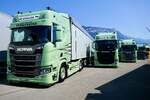 Ein Scania Sattelzug udn weitere Scania von Gugler am 27.6.26 beim Trucker Festival Interlaken.
