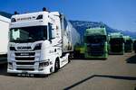 Ein Scania Sattelzug und weitere Scania von Gugler am 27.6.26 beim Trucker Festival Interlaken.