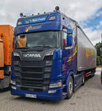 =Scania 580 S-Sattelzug steht auf dem Autohof Fulda Nord, 07-2026