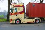 Grillmayer Scania Super mit Container am 28.01.23 in Hanau Hafen