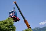 Eine Scania Zugmaschine von V�gel an eine Kran aufgeh�ngt, am 20.6.26 bei der L�ndle Truckshow.