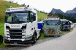 Die Scania Zugmaschine von Witschi und weitere LKW am 29.8.26 beim Diemtigtaler Truck Treff.