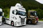 Scania Zugmaschine von Krummen Kerzers und MB Arocs mit Siloaufbau von Fischer am 29.8.26 beim Diemtigtaler Truck Treff.
