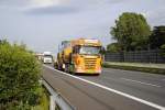 Scania Sattelzug, auf der A2, bei Lehrte (Fotografiert von sicher Stelle hinter der Leitplanke), am 09.06.2010 Autoparkplatz  Lehrter See 