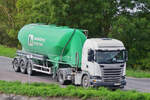 SCANIA G 450 mit Silo Auflieger muss auf einem schmalen Weg in die Ausweichbucht fahren um seinen Kollegen vorbei zu lassen. 09.2026