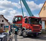 =Scania P 410 als Kranfahrzeug der Firma KRÖSCHE eingesetzt bei dem Aufbau eines neuen Fertighauses in Petersberg-Marbach im Mai 2021