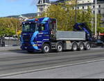 Scania mit offenem Aufbau und Kran unterwegs in der Stadt Zürich am 04.10.2022