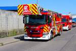 Scania P280 Magirus M32 L-AT (DLK)A (Florian Hanau 1-30-2) Feuerwehr Hanau   am 20.06.26 bei einer Gro��bung in Hafen