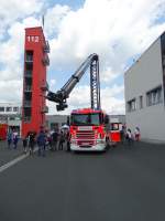 Scania TLF der Werksfeuerwehr Industriepark Hanau Wolfgang  am 01.06.14 am Tag der Offenen Tür der Feuerwehr Hanau Mitte. Dieses Fahrzeug wiegt 36 Tonnen und besitz einen Teleskoparm mit Löschspitze und Wasserdüse wie die Flughafen Feuerwehren in Deutschland es auch an Ihren GFLF haben.  