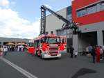 Scania TLF der Werksfeuerwehr Industriepark Hanau Wolfgang am 01.06.14 beim Tag der Offenen Tür der Feuerwehr Hanau Mitte. Hier kann man gut die Spitze am Löscharm sehen mit der mann in brennende Objekte sich gut hinein stechen kann.   