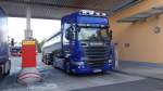 Scania R 500 steht zur Betankung am Autohof Werneck, Juli 2015