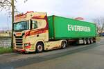Grillmayer Scania Super mit Evergreen Container am 21.01.23 in Hanau Hafen