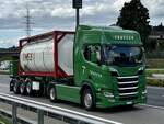 Ein Scania mit Tankcontainerauflieger von Traveco am 11.9.25 beim Grauholz.