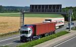 Scania R 500 Container unterfhrt die Mautbrcke auf der A61 bei Weilerswist - 28.06.2010