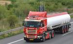 Ein Scania Tankschattelzug auf der A2 bei Lehrte im August ´10