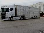 SCANIA-560S wartet mit Livestock-Transportauflieger vor der Tierzuchthalle in Ried;  250331