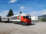 Scania-R380 von REINKE holt bei einer Großtischlerei in Ried Wechselcontainer ab; 120510