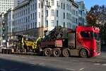 Scania Super 580 S Sattelzugmaschine als Tieflader- Schwertransport, durch Berlin im November 2025.