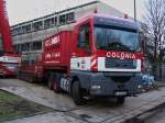 MAN der Firma Colonia aus Köln wird mit Kontergewichten für einen Autokran der selben Firma am 11.01.2013 in Aachen beladen.