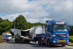 MAN Schwerlasttransport mit 3 Achsiger Zugmachine, beladen mit Teilen einer Windkraftanlage, bewegt sich im Krichgang durch einen Kreisverkehr im Norden von Luxemburg. 13.07.2016