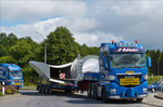 . MAN Schwerlasttransport mit 4 Achsiger Zugmachine, beladen mit Teilen einer Windkraftanlage, bewegt sich im Krichgang durch einen Kreisverkehr im Norden von Luxemburg.  13.07.2016