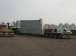 Ein Volvo LKW mit Schwertransport bei Kilianstädten mit einen Teil für eine  Windkraftanlage beladen am 13.04.10       