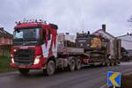 Volvo FH Schwerlastsattelzug mit einem Volvo Raupenbagger auf der Ladefl�che gesehen ende Dezember 2025.