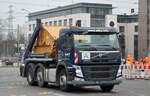 ALBA Recycling GmbH mit einem VOLVO FM 410 EURO5 Absetzkipper am 17.03.22 Berlin Marzahn.