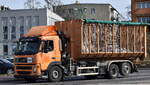 Ein polnisches Müllentsorgungsfahrzeug, ein VOLVO FM 400 EURO5 Abrollkipper am 20.03.24 in der polnischen Stadt Kostrzyn nad Odrą.