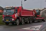Volvo FMx, H�ngerzug bringt einen Raupenbagger zu einer Baustelle.