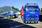 Ein Volvo mit Abrollcontainer, ein MAN und weitere Scania von Reinhard Recycling am 27.6.26 beim Trucker Festival Interlaken.