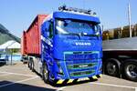 Ein Volvo mit Abrollcontainer von Reinhard Recycling am 27.6.26 beim Trucker Festival Interlaken.