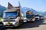 Ein Volvo FMX und weitere LKW von PLV am 27.6.26 beim Trucker Festival Interlaken.