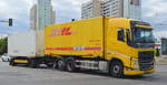 DHL mit einem VOLVO FH 460 EURO6 LKW für Wechselaufbauten mit Hänger am 29.07.20 Berlin Marzahn.