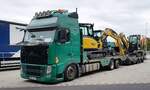 =Volvo 460 EEV-Hängerzug transportiert Baumaschinen, 09-2021 