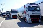 Ein Volvo H�ngerzug und weitere Volvo von Sutter am 27.6.26 beim Trucker Festival in Interlaken.