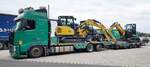 =Volvo 460 EEV-Hängerzug transportiert Baumaschinen, 09-2021