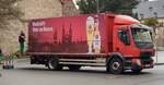 =Volvo der Brauerei HOCHSTIFT steht zur Getränkeanlieferung in Fulda, 04-2022