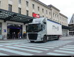 Volvo mit Kastenaufbau unterwegs in der Stadt Genf am 16.04.2023